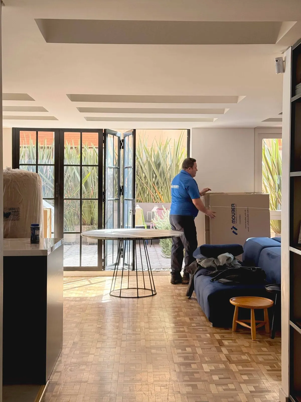Mouber team moving belongings inside a home